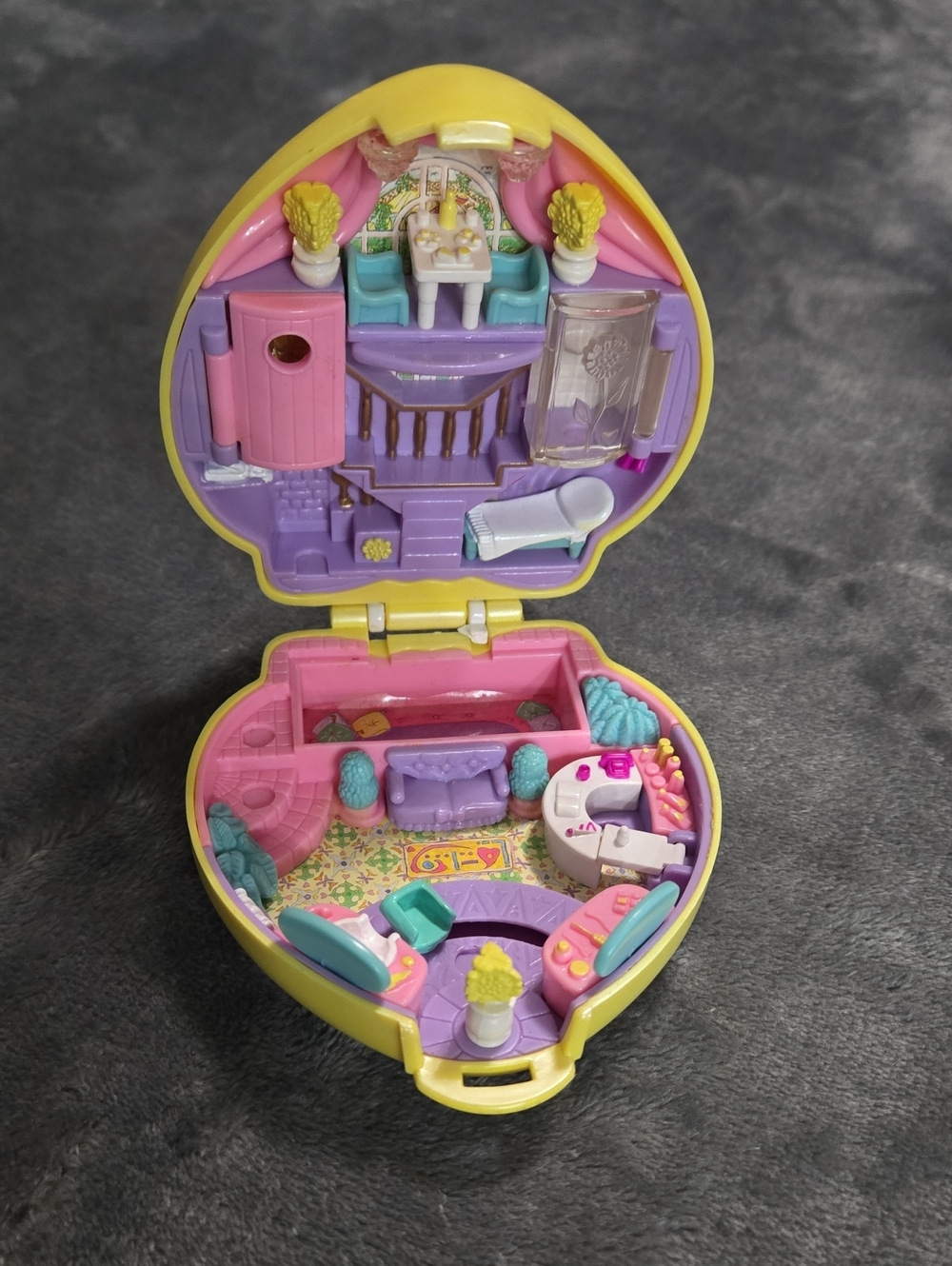 1995 Vintage Polly Pocket Stylin' Salon Happenin' Hair Spa Compact Playset